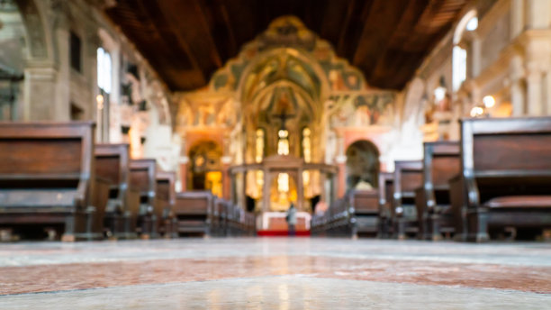 模糊的建筑背景的教堂内部旧大教堂天主教圣祈祷上帝耶稣宗教与蜡烛图片下载