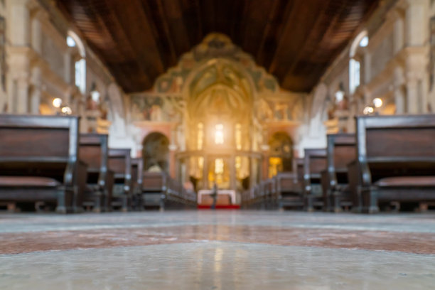 模糊的建筑背景的教堂内部旧大教堂天主教圣祈祷上帝耶稣宗教与蜡烛图片下载