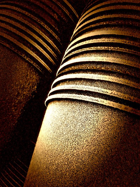 许多圆形花盆上结了霜，形成错综复杂的图案图片下载