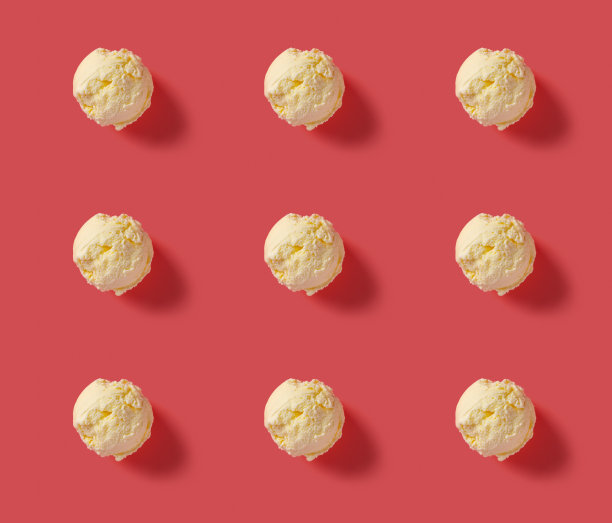 无缝香草口味冰淇淋球在粉红色的背景图片下载