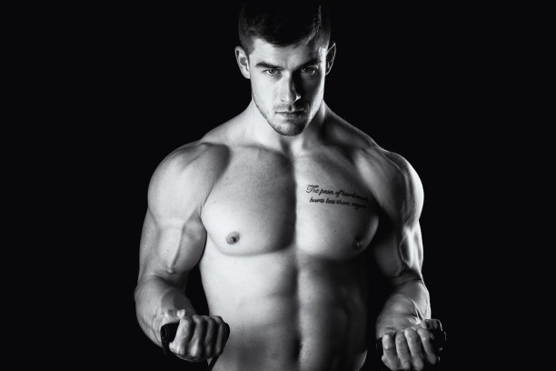 和抵抗乐队一起锻炼的男人图片下载