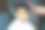 母亲在家给孩子剪头发。图片下载