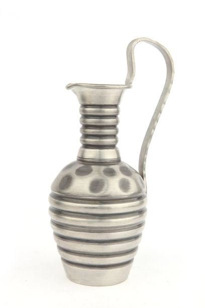 金属投手孤立在白色背景。图片下载