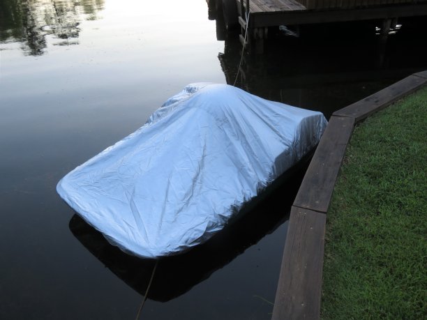 覆盖和码头捆绑脚踏船图片下载