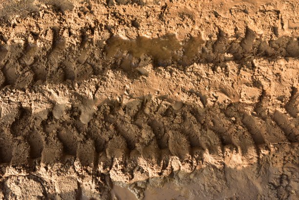 车轮在地面上留下的足迹。卡车车轮留下的痕迹。车胎面印砂，背景，纹理。图片下载