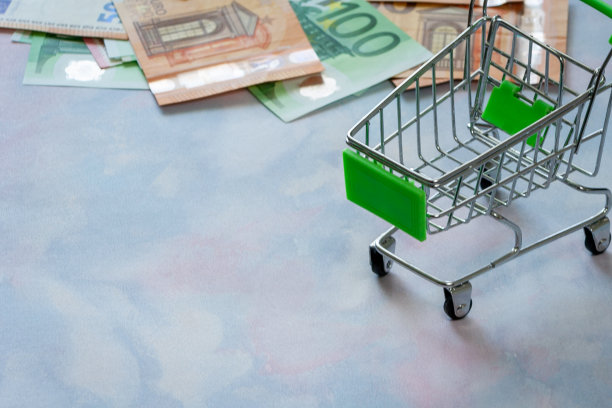 微型购物车与纸币的特写图片下载