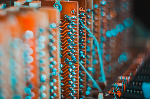 老式电子电路板与无线电部件和芯片，特写，微距照片图片下载