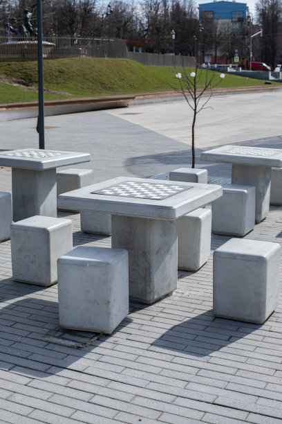 户外玩的混凝土象棋桌。城市公园里的象棋游乐场。当代混凝土建筑图片下载