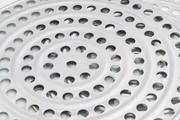 锅里的金属格栅。金属格栅。图片下载