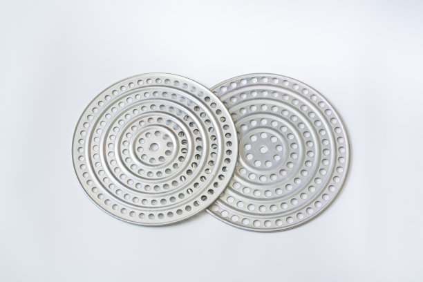 锅里的金属格栅。金属格栅。图片下载