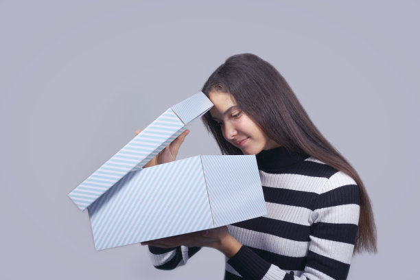 小女孩在演播室里看礼品盒图片下载