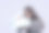 小女孩在演播室里看礼品盒图片下载