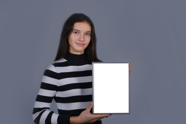 黑发的年轻女孩手持模型垂直框架海报图片下载