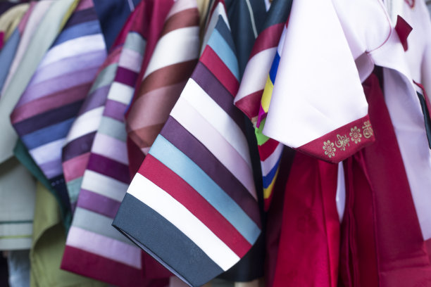 韩国传统丝绸服饰，五颜六色的韩服。图片下载