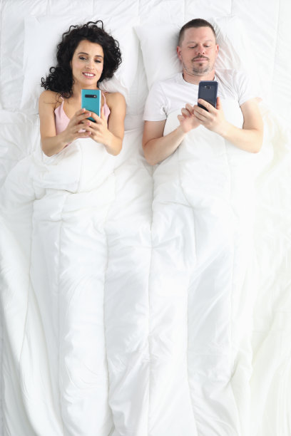 躺在毯子下微笑的伴侣图片下载