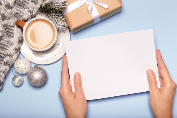 有目标和礼物的蓝色银色圣诞信图片下载