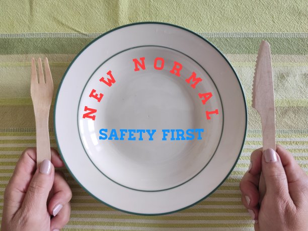 在冠状病毒大流行的时候双手拿着叉子和勺子图片下载