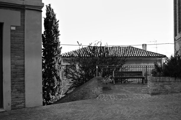 中世纪村庄街道附近的两张长椅(欧洲，意大利，马尔凯)图片下载