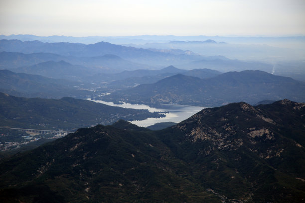 河流流过群山图片下载