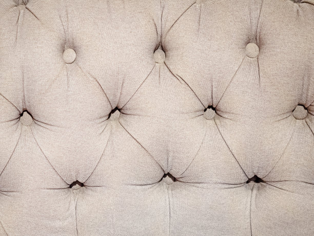 带有纽扣的轻织物绗缝靠背。全屏照片图片下载