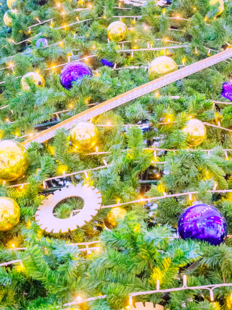 圣诞树上装饰着蓝色和金色闪亮的球和花环。全屏照片图片下载