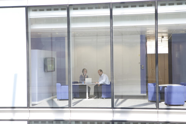 在商务会议上自信的男男女女图片下载