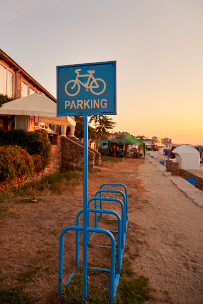 海滩上的自行车停车标志。图片下载