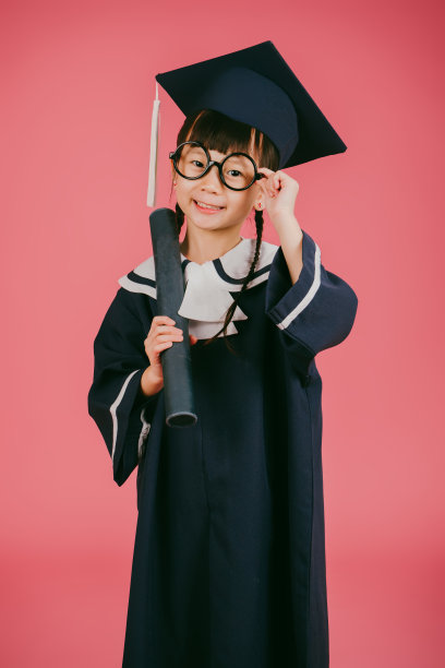 小亚洲女孩毕业摄影室肖像图片下载