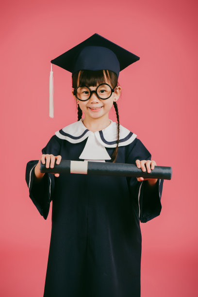 小亚洲女孩毕业摄影室肖像图片下载