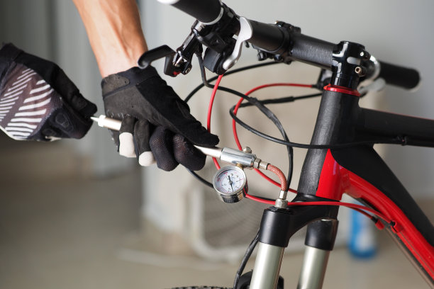 作物。男子抽吸减震器的山地车。图片下载