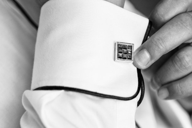 新郎穿衣服时戴上袖扣图片下载