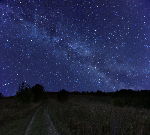 美丽的夜晚乡村景观星空和银河图片下载