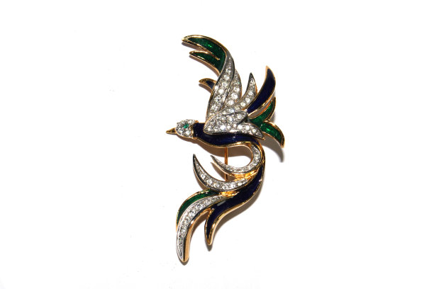 古董古董珠宝胸针吊坠，项链在白色的背景图片下载