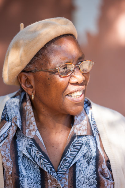 戴着无檐帽微笑的非洲退休妇女图片下载