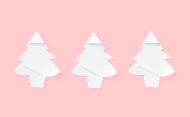 Сream moisturizer texture Christmas tree shape isolated on pink background. Facial or body skin care beauty cosmetic product swatch, top view. Winter holidays concept图片下载