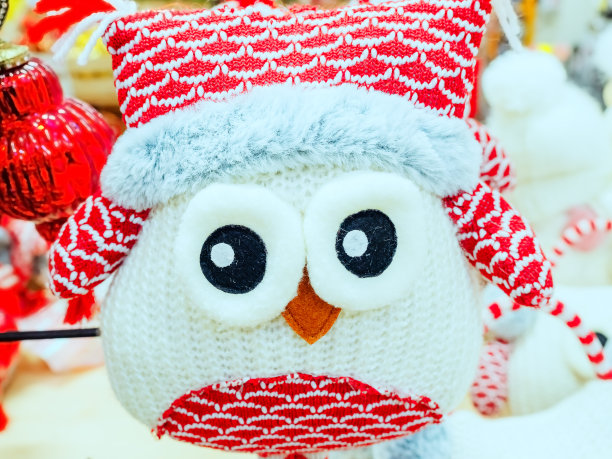 有趣的编织红白相间的玩具猫头鹰戴着红帽子和大眼睛图片下载
