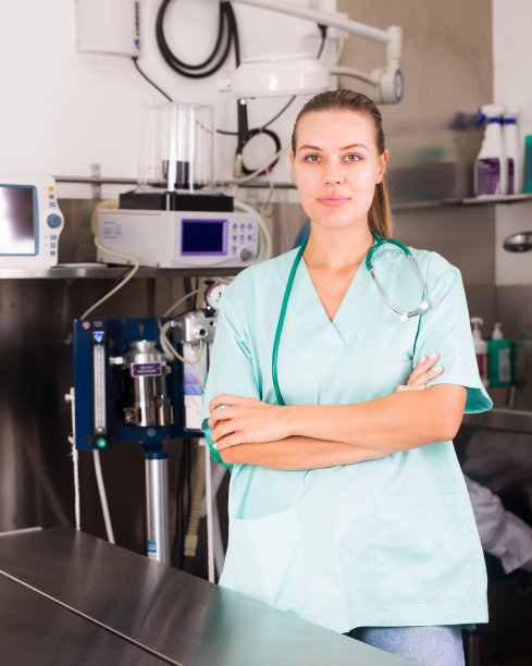 快乐的兽医医生带着听诊器在兽医诊所图片下载