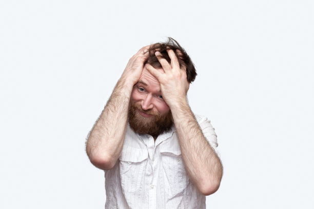 满脸胡须的男人绝望地扯着头发图片下载
