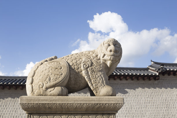 韩国首尔的Haetae和Gwanghwamun的石像。图片下载