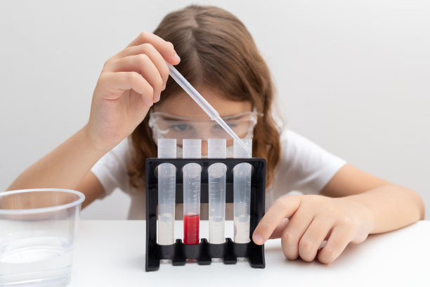 化学实验中儿童混合溶液的浓缩图片下载