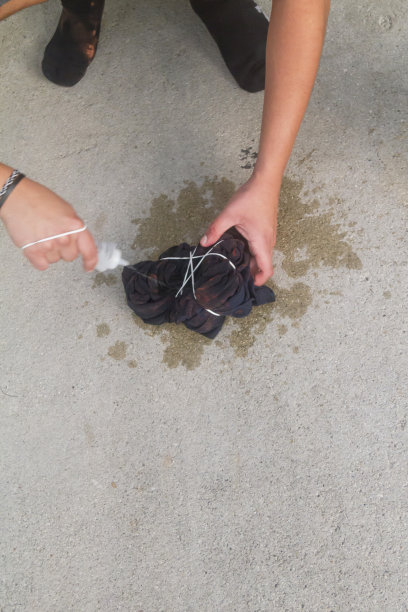 在新冠病毒期间，年轻的拉丁裔男子在美国用扎染工艺制作鲜艳的T恤。图片下载