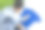 在美国冠状病毒/ Covid-19疫情期间，年轻的拉丁男子用扎染工艺制作充满活力的t恤。图片下载