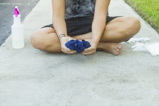 在新冠病毒期间，年轻的拉丁裔男子在美国用扎染工艺制作鲜艳的T恤。图片下载