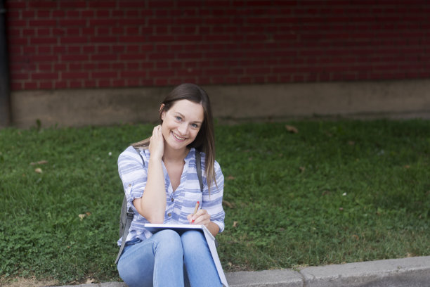 快乐的学生女孩在公园里图片下载