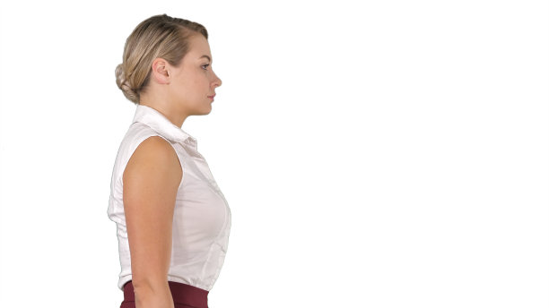 年轻的女商人走在白色的背景上图片下载