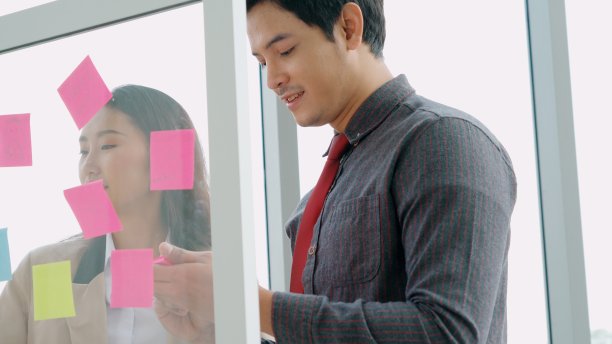 商业人士在项目规划委员会工作图片下载