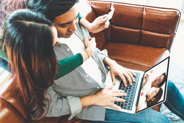 2019冠状病毒病期间，家庭欢乐视频通话，在家安全图片下载