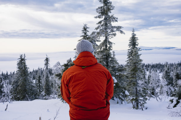 人们看着白雪皑皑的冬季风景图片下载