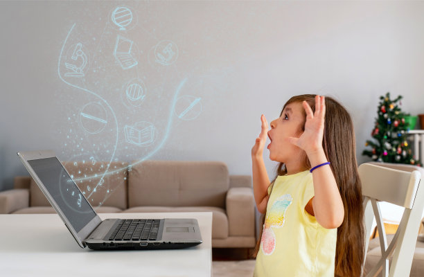 孩子们在笔记本电脑屏幕上发光的教育盒子里高兴图片下载