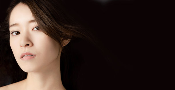 黑色背景上的女性美概念。图片下载